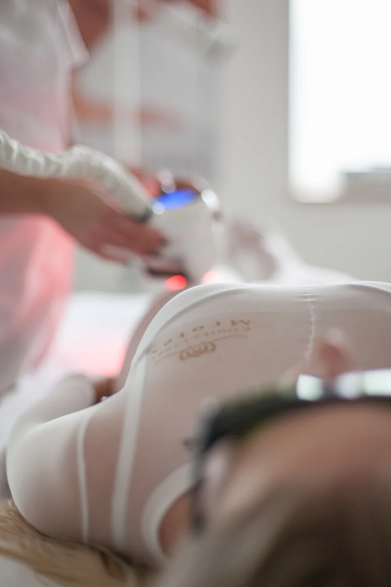 Icoone Laser в Астане активно применяется для устранения признаков целлюлита, улучшения микроциркуляции и визуального лифтинга кожи.