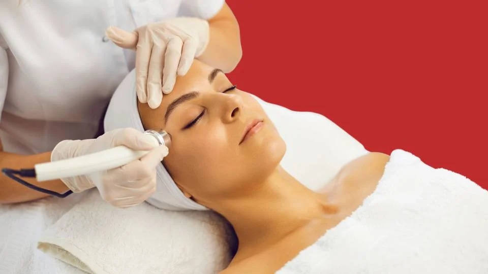 Косметология в Алматы: омоложение лица (инъекции, BBL, RF), лечение акне, пигментации и постакне. Цены по прайсу, специалисты, фото до/после.